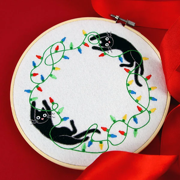 Christmas Lights Kitty Wreath - Image 4